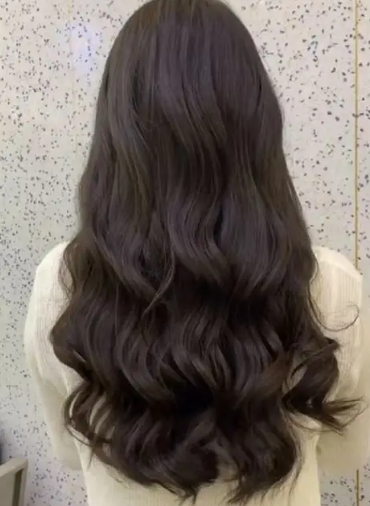 Wavy curly hair style