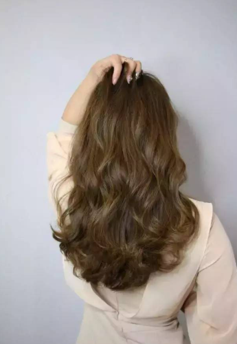 The use of a curling iron to curl hair
